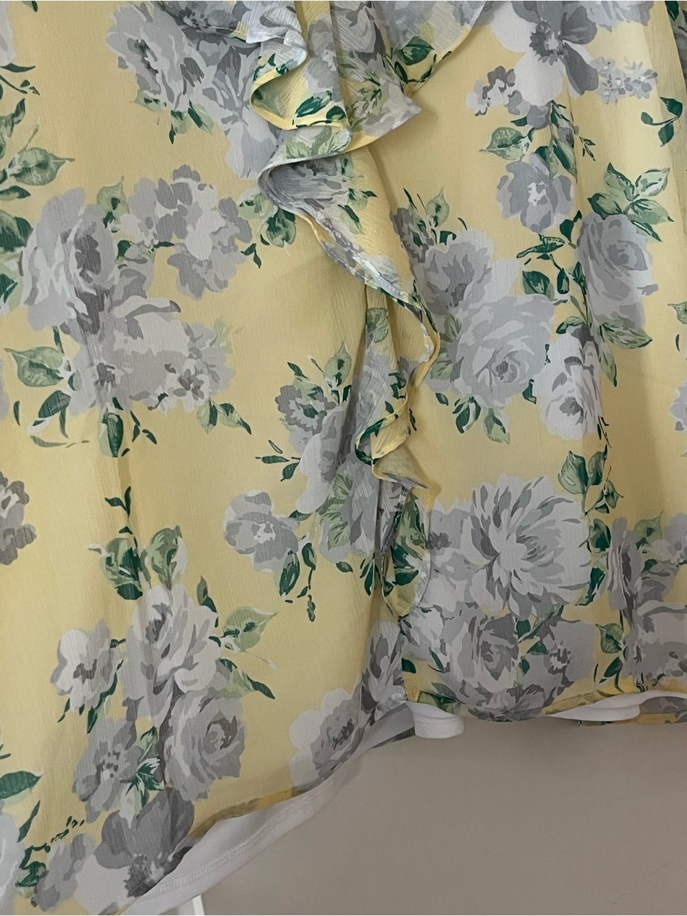 Jones & Co Light Yellow Floral Ruffle V-Neck Blouse Short Sleeve Size 3X - Picture 12 of 15